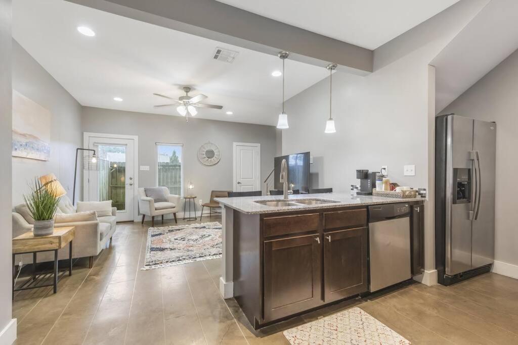Cozy 2 Bed Townhome Near The Hospital ลาฟาแย็ตต์ ภายนอก รูปภาพ