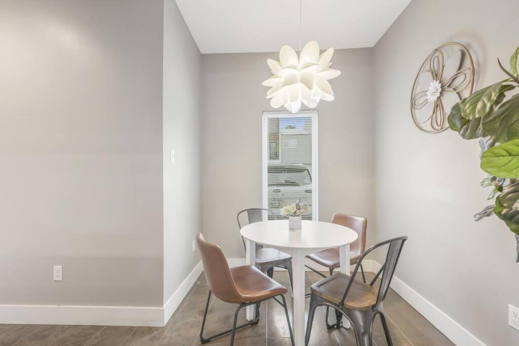 Cozy 2 Bed Townhome Near The Hospital ลาฟาแย็ตต์ ภายนอก รูปภาพ