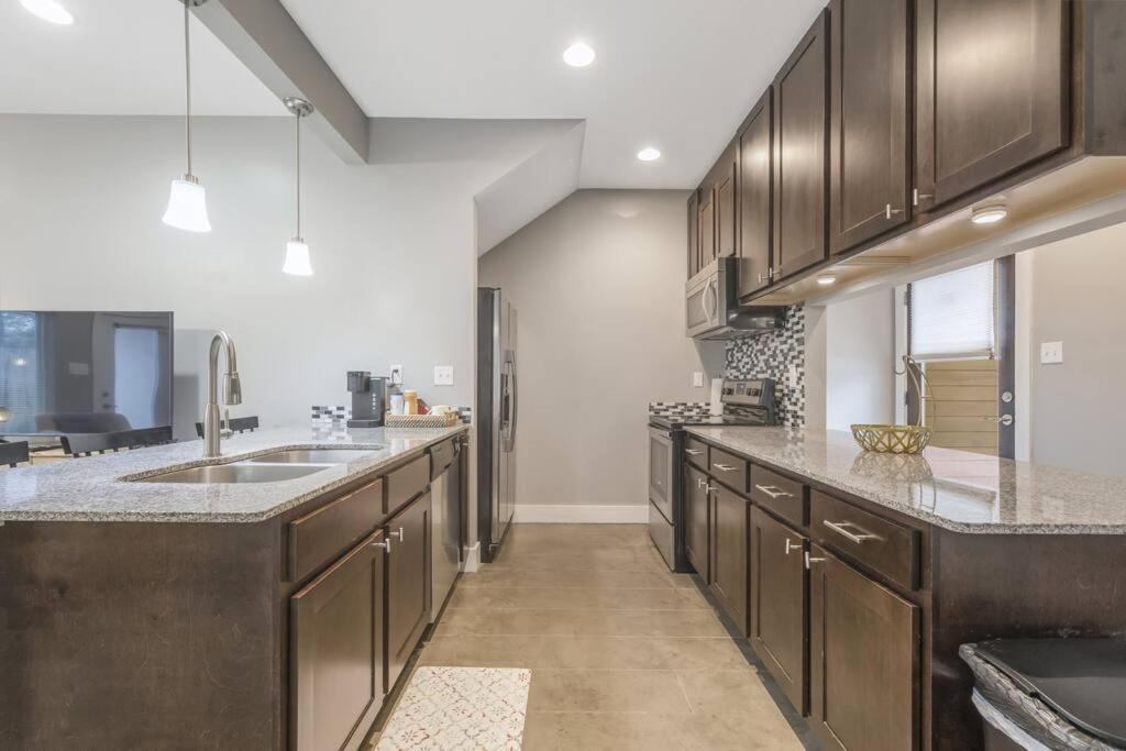 Cozy 2 Bed Townhome Near The Hospital ลาฟาแย็ตต์ ภายนอก รูปภาพ